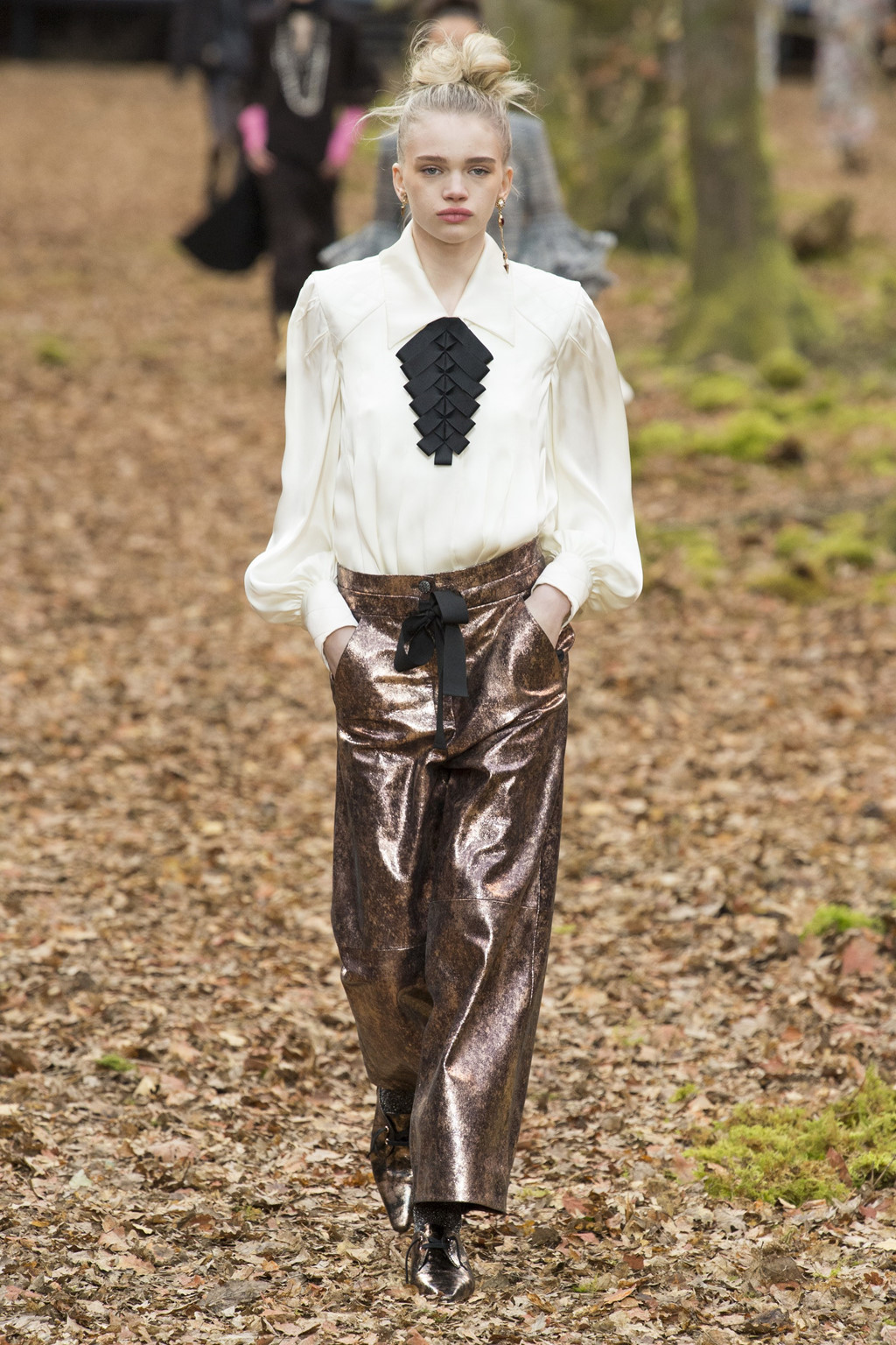 Khu rừng phủ ngập lá vàng thành sàn diễn thời trang trong show Chanel